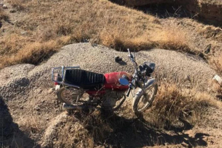 Araziye uçan motosikletin yanında ölü bulundu