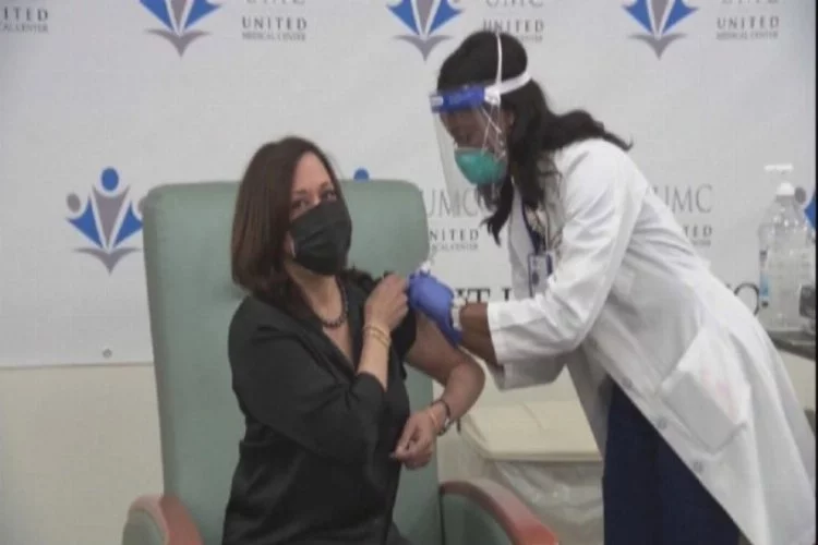 Kamala Harris koronavirüs aşısı oldu