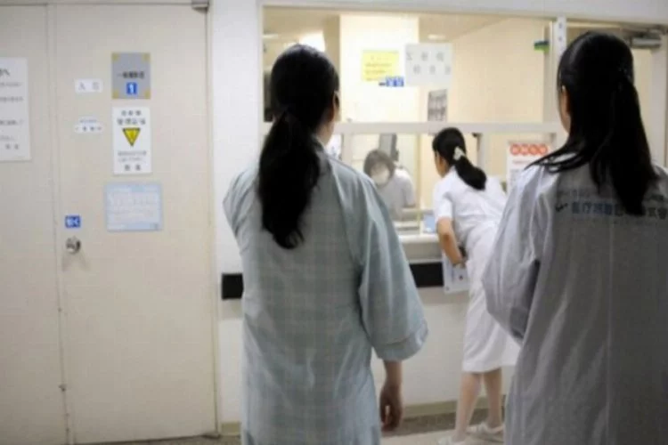 Hemşire, koronavirüs hastası ile tuvalette cinsel ilişkiye girdi