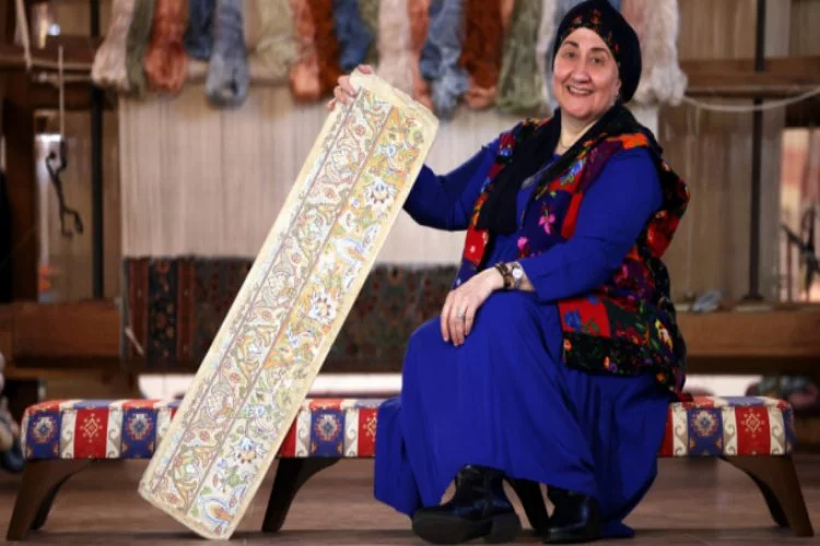 Ödüllü tasarımcının desenleri Bursa'da dokunan ipek halılarda hayat buluyor