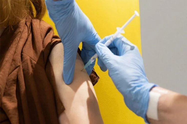 İsrail'de aşı olan 428 kişi koronavirüse yakalandı
