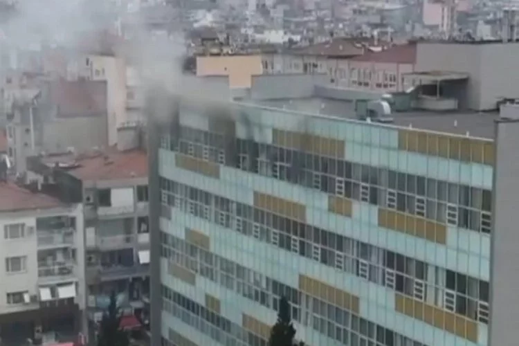 İzmir'de hastanede yangın paniği! Odasında yatağını yaktı