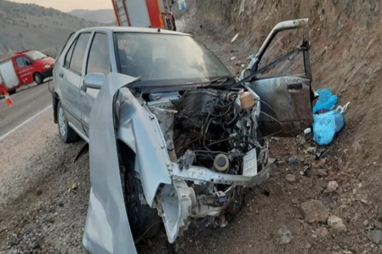 Otomobil kayalıklara çarptı: 1 ölü, 4 yaralı