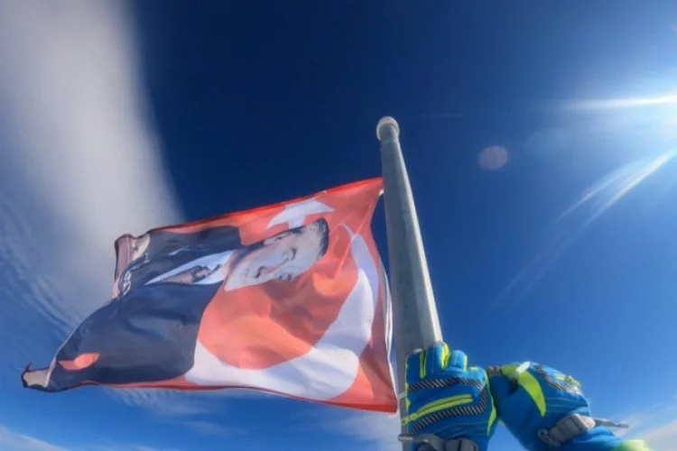 Bursa Uludağ'ın zirvesindeki Türk bayrağını yenilediler!