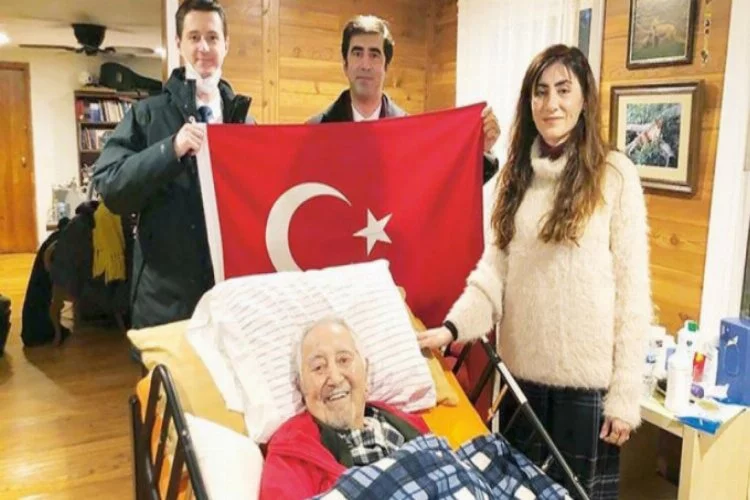 Prof. Dr. İlhan Başgöz Türkiye'ye döndü, şiir okudu