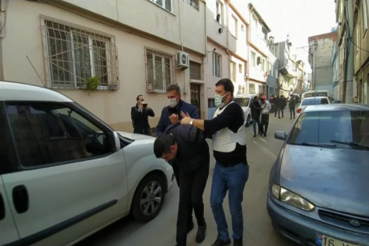 Bursa'da alacaklıları kapıya dayanınca pompalı tüfekle kendini eve kilitledi!