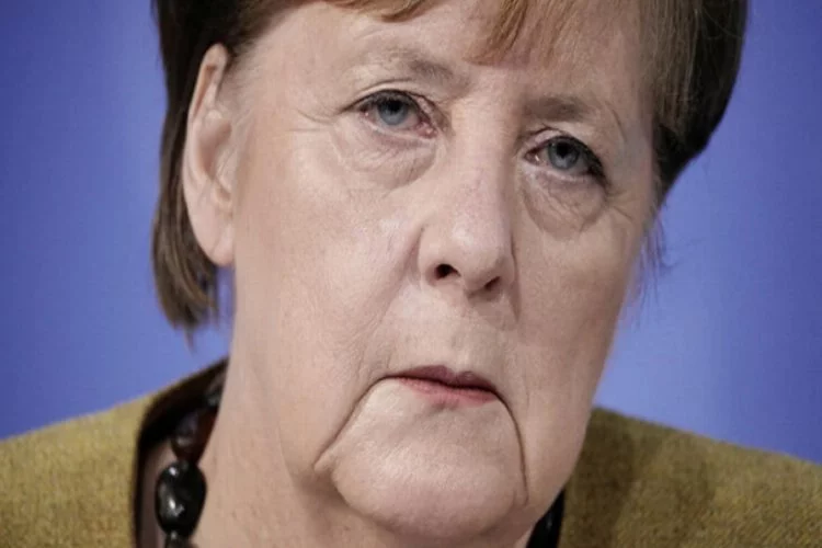 Merkel, ABD'den gelen görüntülere kızdığını ve üzüldüğünü söyledi