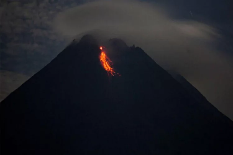 Merapi Yanardağı'nda iki patlama: 500 kişi tahliye edildi