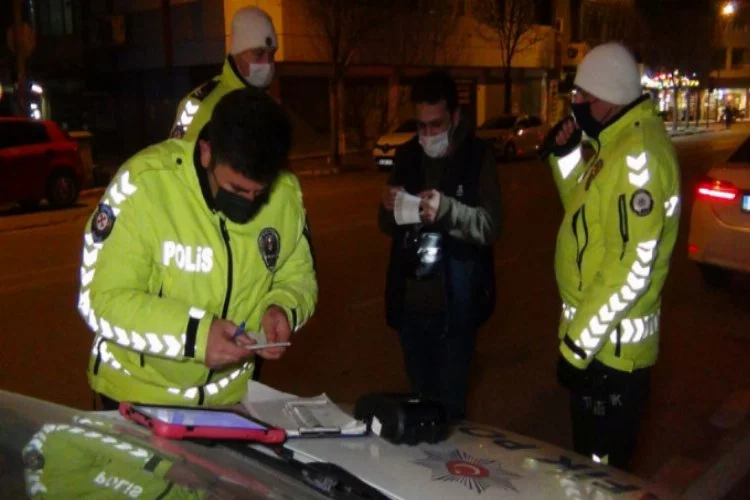 Bursa'da süresi geçen yurt dışı ehliyetiyle araba kullanırken polislere yakalandı