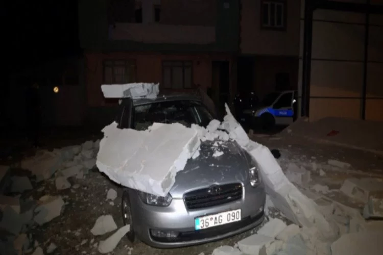 Bursa'da kısıtlamada etkili olan lodos iş yeri duvarını yıktı!