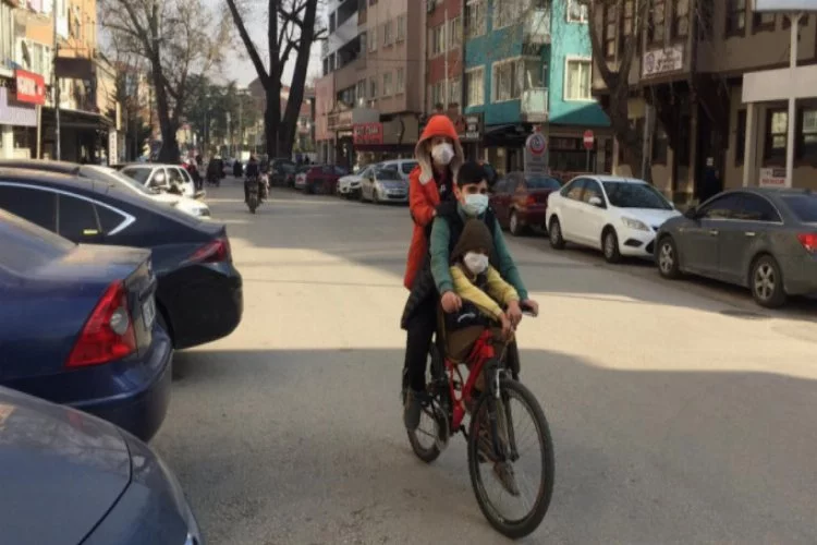 Bursa'da çocukların tehlikeli bisiklet yolculuğu kamerada!