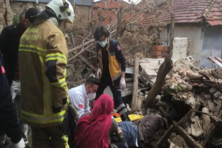 Bursa'da göçen evin altından çıkarıldı