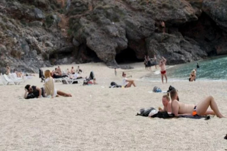 Kısıtlamadan muaf turistler plajları doldurdu