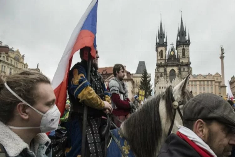 Çekya'da binlerce kişi korona önlemleri protesto etti!