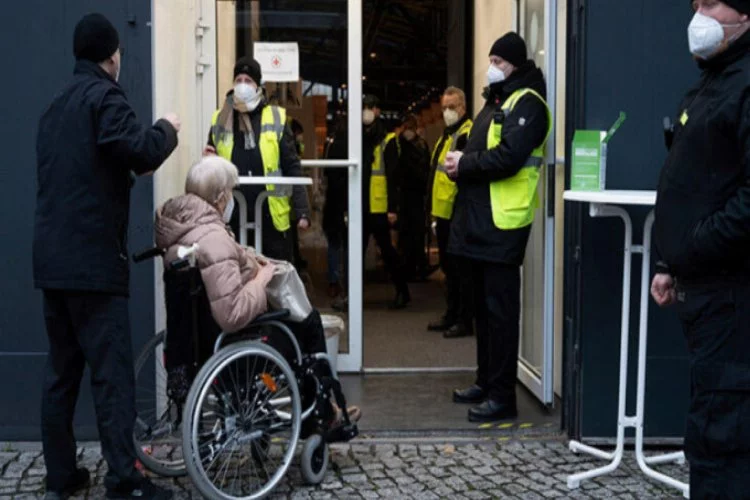 Almanya'da 24 saatte 343 kişi koronavirüs nedeniyle hayatını kaybetti