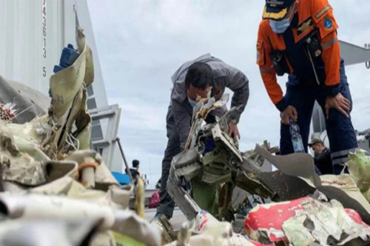 Endonezya'da düşen yolcu uçağına ait parçalar inceleniyor