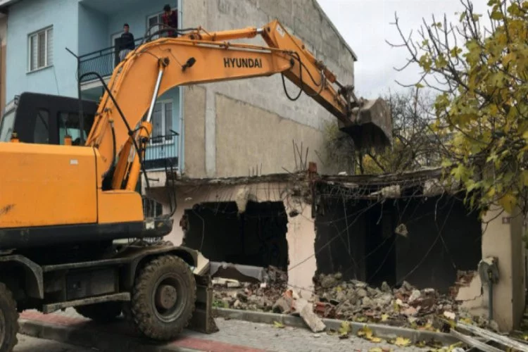 Bursa Osmangazi'de metruk bina yıkımı!