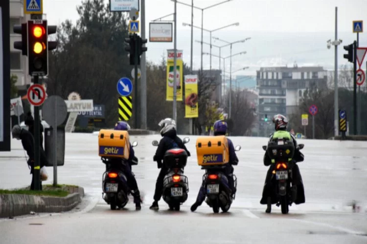 Bursa'da motosikletli kuryeler pandemide yoğun mesaide!