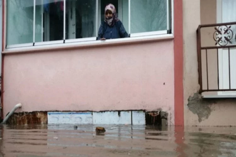 Edirne'de sağanak! Cadde ve sokaklar suyla doldu