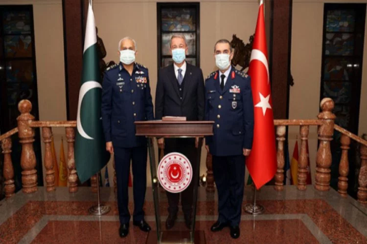 Bakan Akar, Pakistan Hava Kuvvetleri Komutanı Khan'ı kabul etti