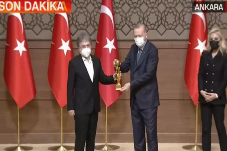 Ahmet Hakan ödülünü  Erdoğan'ın elinden aldı
