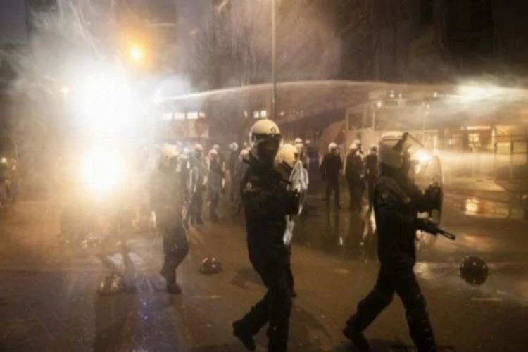 Belçika'daki gösterilerde polis merkezinin girişi ateşe verildi