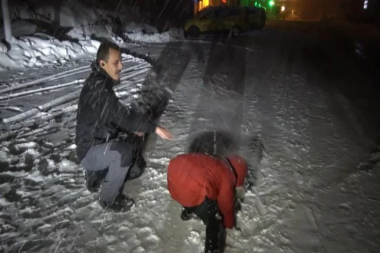 Bursa Uludağ'da kar yarım metreyi aştı!