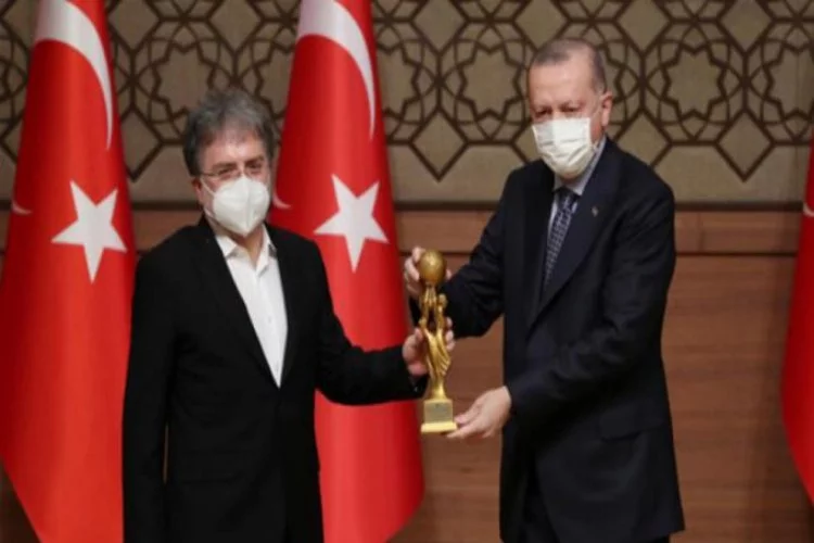 Erdoğan'ın elinden ödül alan Ahmet Hakan sosyal medyada gündem oldu