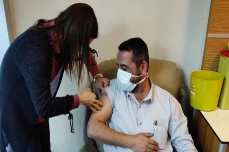 Bursa Mustafakemalpaşa'da sağlık personeline aşı uygulaması başlatıldı