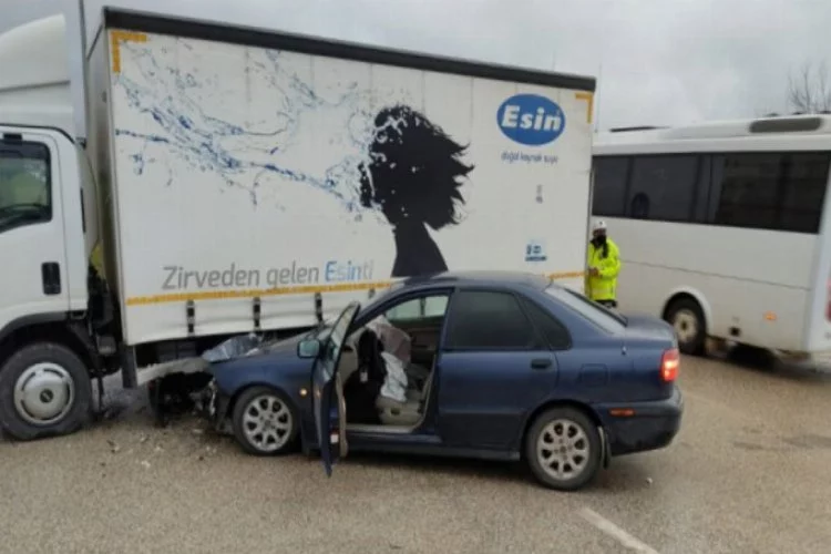 Bursa'da kamyonla otomobilin çarpıştığı kazada 1 kişi yaralandı