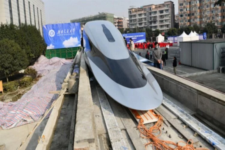 Çin, saatte 644 kilometreye kadar hızlanabilen yeni uçan trenini tanıttı