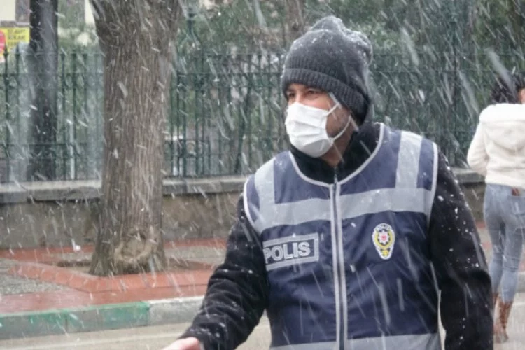 Bursa'da kar yağışına rağmen polis ekipleri, kontrollerini sürdürüyor