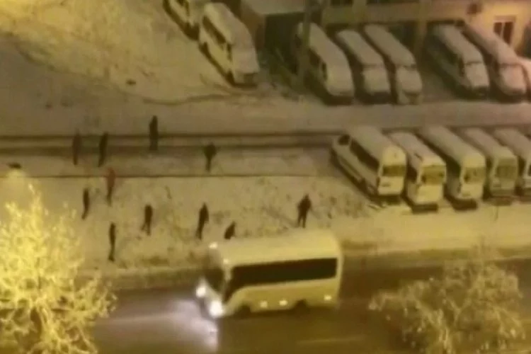 Bursa'da kar toplarıyla minibüsü hedef alan gençler, sert kayaya çarptı!
