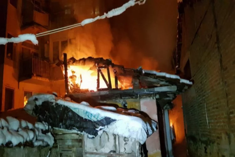 Bursa'da iki katlı evde yangın paniği!