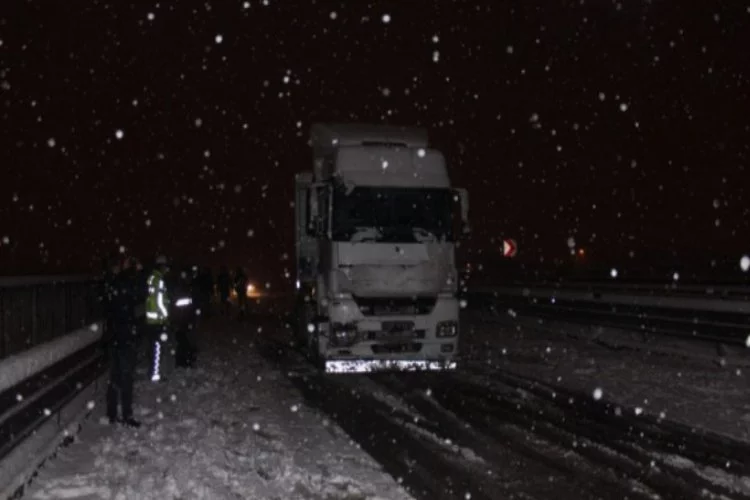 Bursa'da kar yağışı ulaşımı resmen durdurdu!