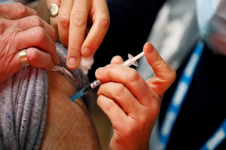 İngiltere'de haziran sonuna kadar tüm yetişkinlere aşı