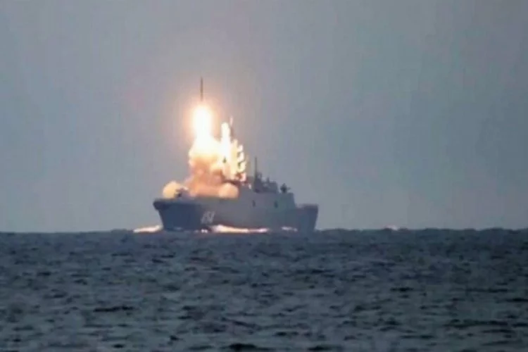 İran'ın fırlattığı füzeler, ABD'ye ait uçak gemisinin 160 kilometre uzağında patladı