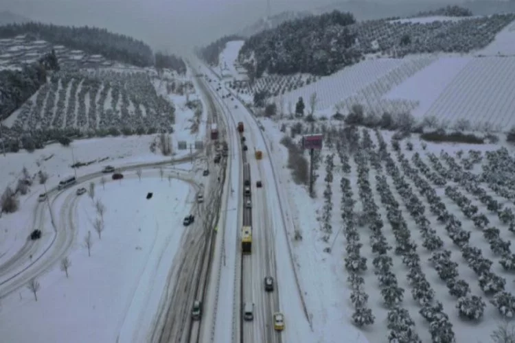 Bursa'da kar esareti! Yüzlerce araç yolda mahsur kaldı...