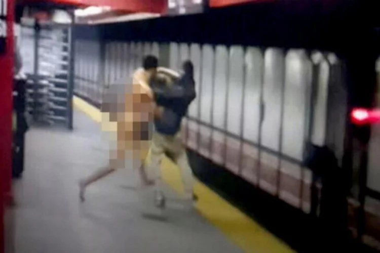 Metroda çıplak adam krizi! Tartıştığı yolcuyu raylara attı