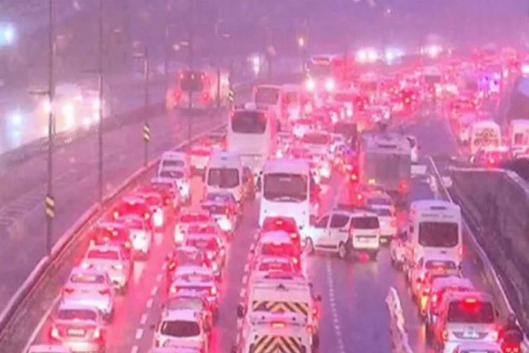 İstanbul'da buzlanma nedeniyle trafik yoğunluğu yüzde 85'i buldu