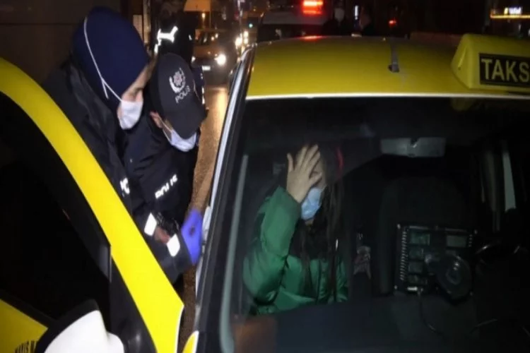 Bursa'da genç kadın takside alkol alırken yakalandı!