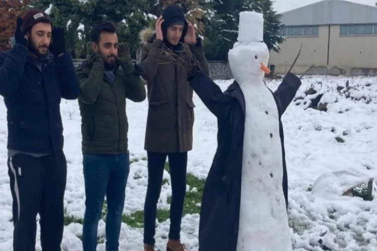 Bursa'da yapılan ilginç kardan adam ve kadınlar büyük ilgi çekti!
