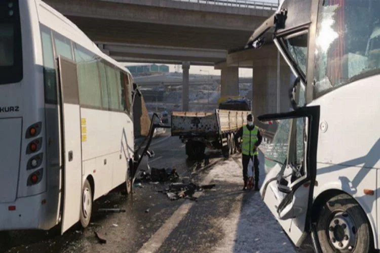 Turistleri taşıyan midibüs Bursa plakalı TIR'a çarptı!