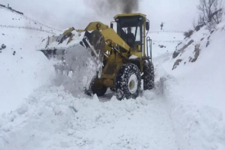 17 köy ve 5 mezra yolu kardan kapandı