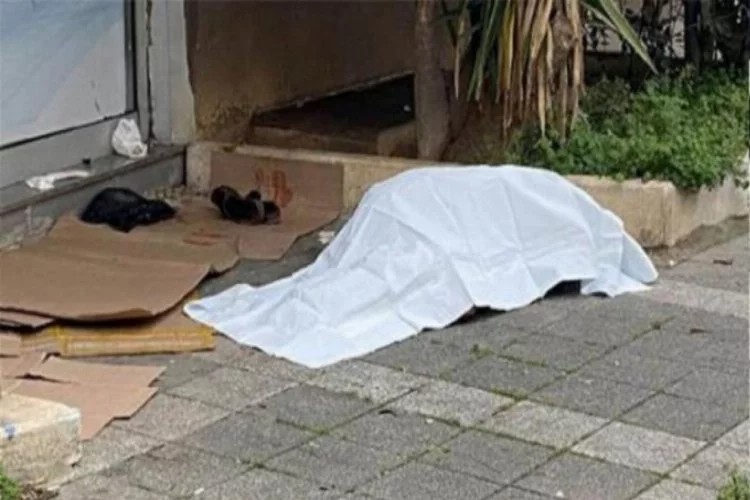 Evsiz bir vatandaş sokakta donarak hayatını kaybetti