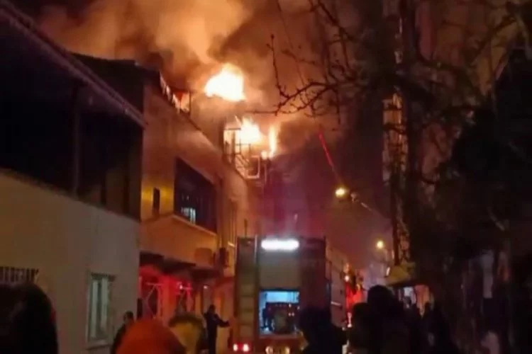 Bursa'da 2 katlı evde yangın çıktı!