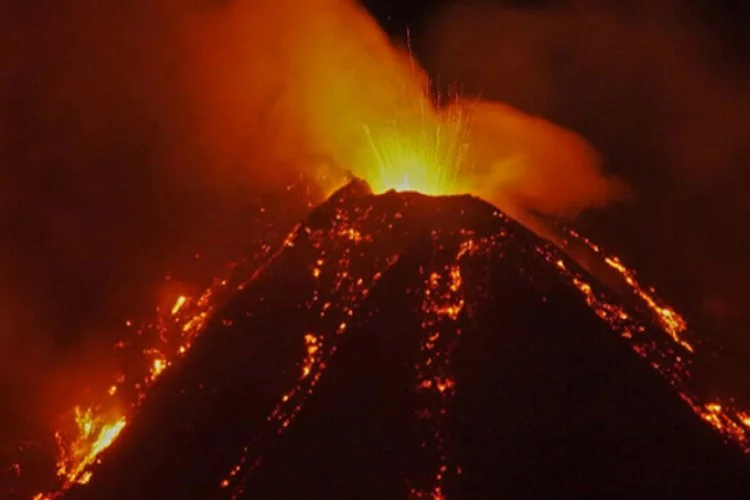 Etna Yanardağı'nda korkunç patlama! Lavlar geceyi aydınlattı...