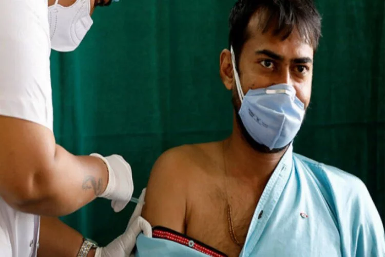 Hindistan'da koronavirüs aşısı yaptıranların binde 1,8'inde yan etki görüldü