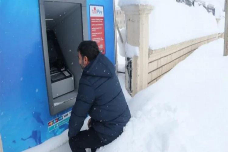 Kar altında ATM çilesi! 2.5 metreyi aşan...