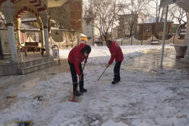 Bursa Orhangazi'de buzlanmaya karşı tuzlama çalışmaları devam ediyor